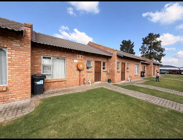 2 BEDROOM TOWNHOUSE FOR SALE IN RIVERSDALE